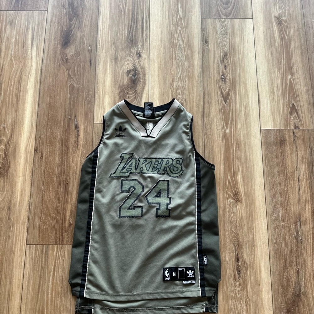Adidas youth boys kobe Bryant Lakers Jersey size medium (10-12)